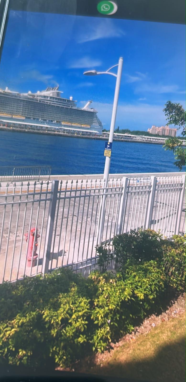 Aluminiumzaun im Kreuzfahrthafen von Nassau mit Kreuzfahrtschiff im Hafen