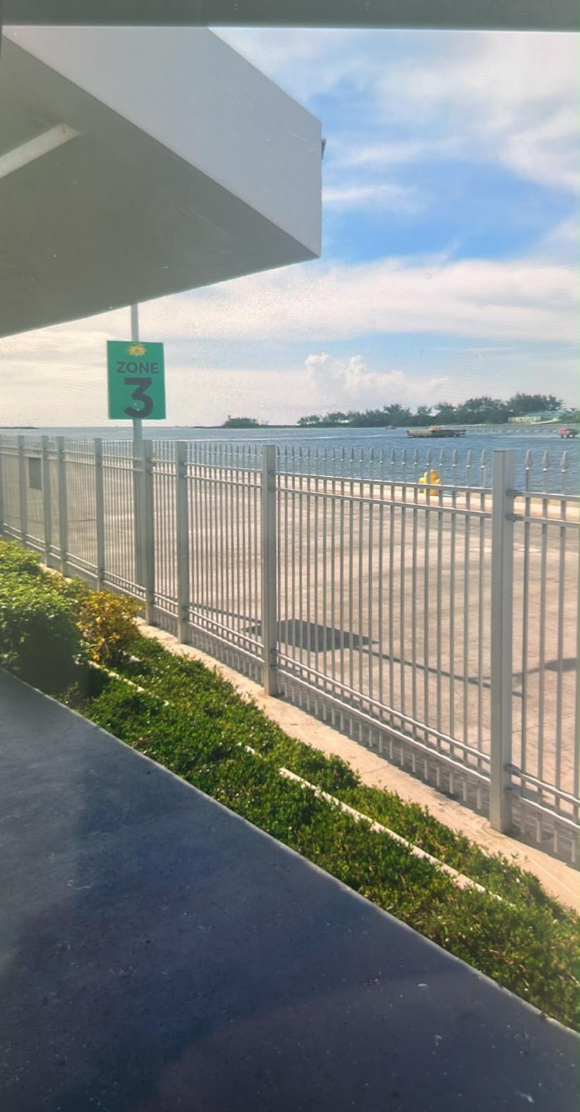 Aluminium-Stabzaun entlang eines begrünten Wegs im Kreuzfahrthafen von Nassau