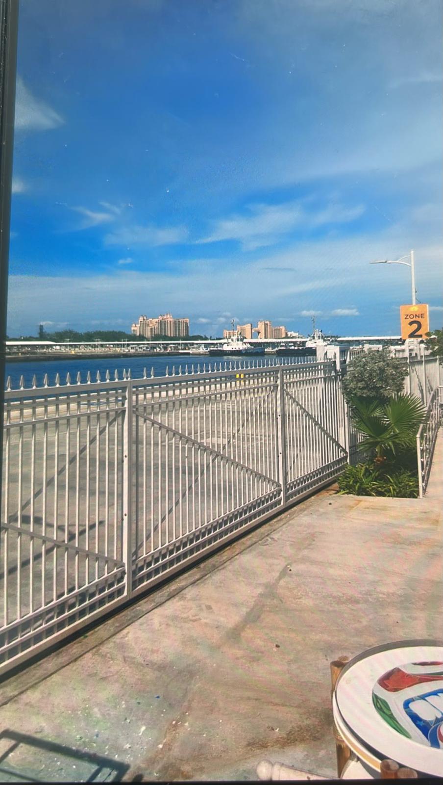 Aluminiumzaun und Tor an der Uferpromenade des Kreuzfahrthafens von Nassau