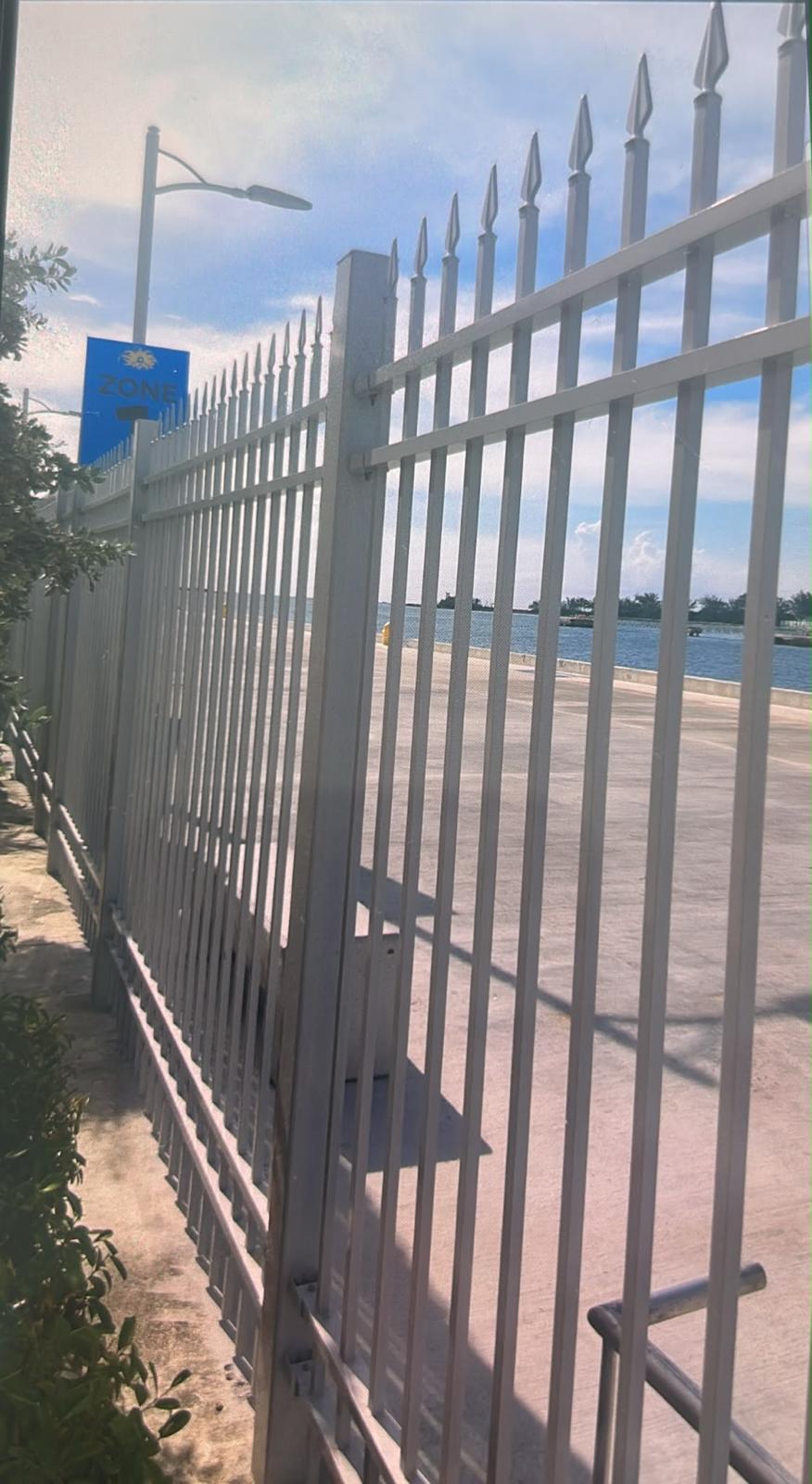 Detail eines Aluminiumzauns mit Speerspitzen im Kreuzfahrthafen von Nassau