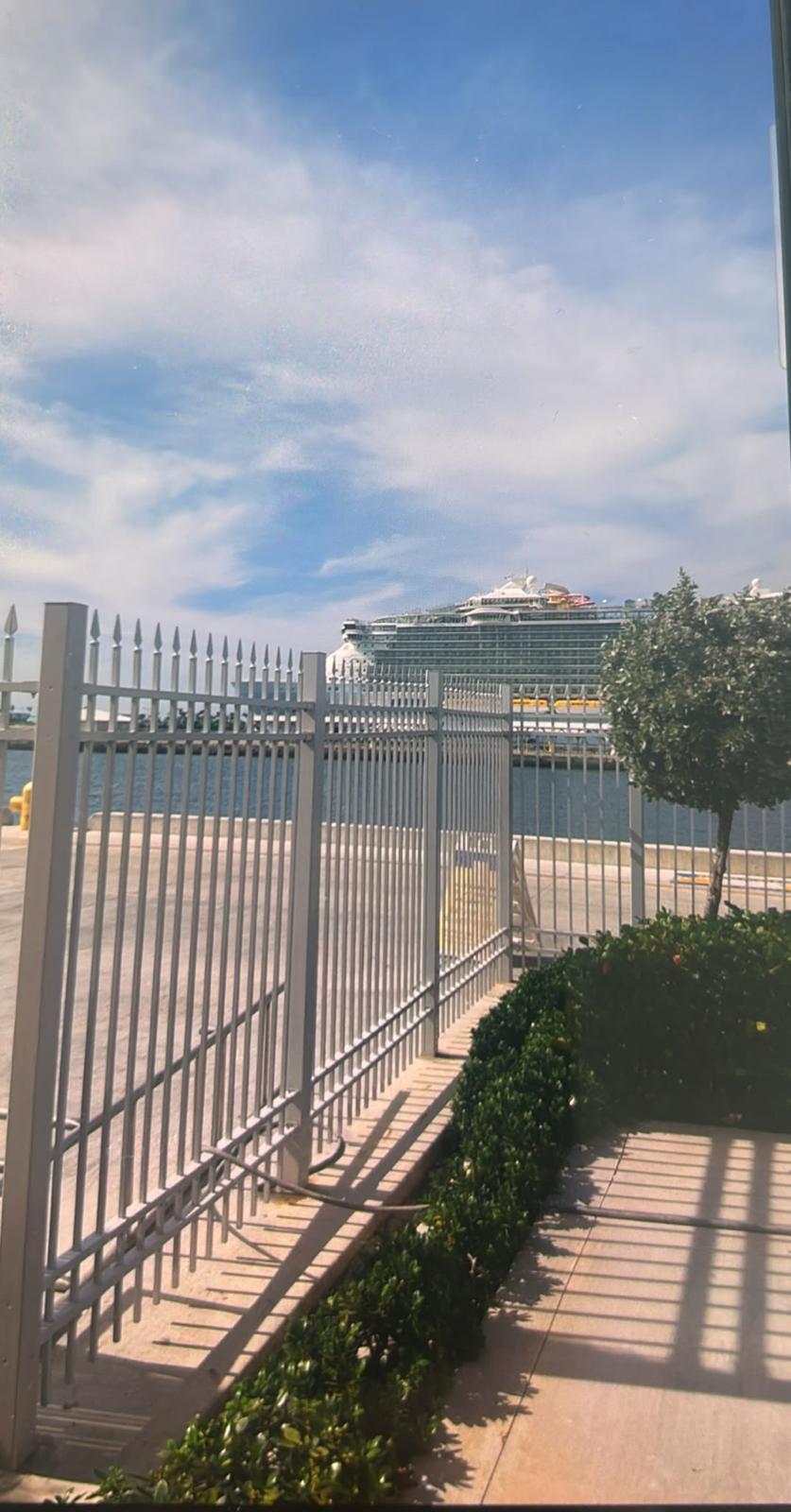 Aluminiumzaun entlang des Hafens im Kreuzfahrthafen von Nassau