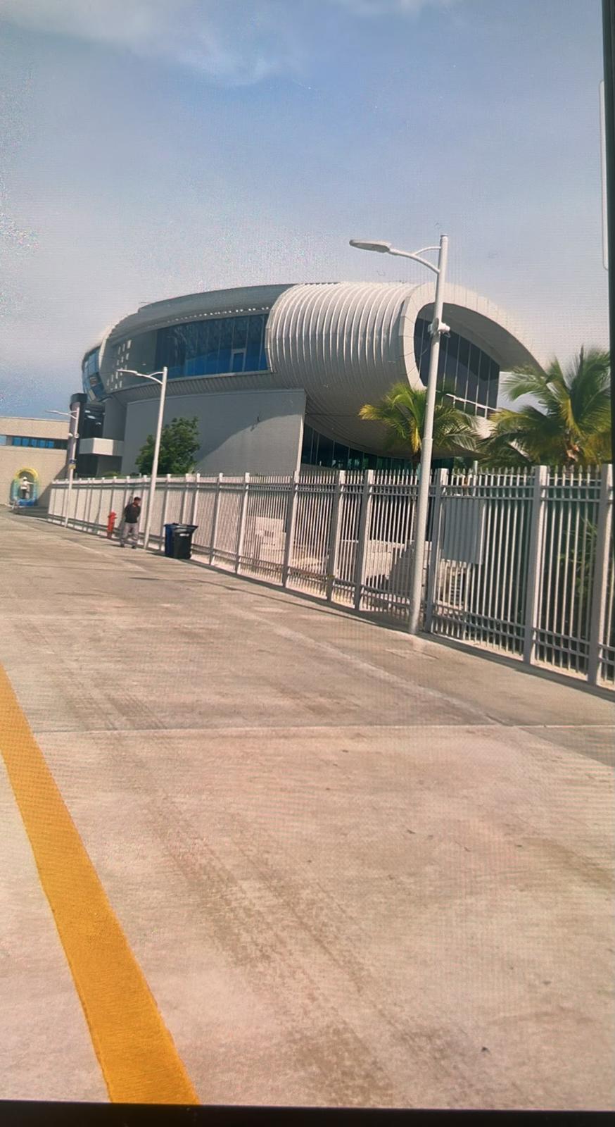 Aluminiumzaun entlang der Terminalpromenade im Kreuzfahrthafen von Nassau