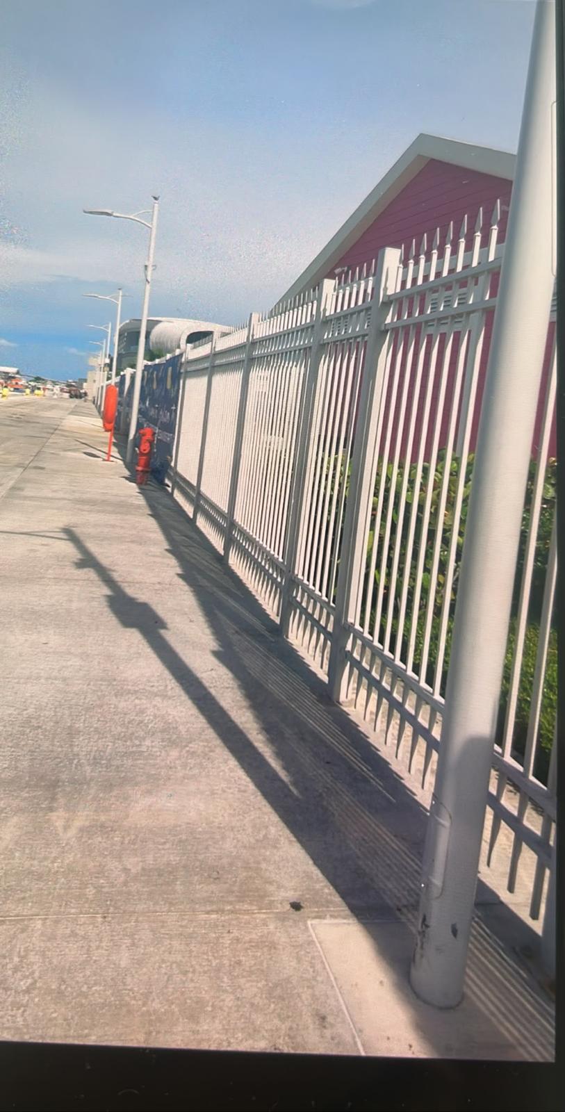 Aluminiumzaun entlang der Terminalgebäude im Kreuzfahrthafen von Nassau